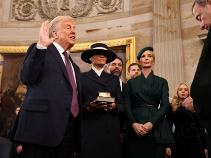 الرئيس الأميركي دونالد ترمب أثناء تأديته اليمين الدستورية أمام رئيس المحكمة العليا جون روبرتس، في 20 يناير2025 الماضي لتولى منصبه لولاية ثانية كرئيس للولايات المتحدة السابع والأربعين. رويترز - via REUTERS