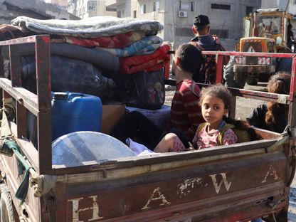 طفل فلسطيني ينظر بينما يجلس داخل مركبة في موقع غارة إسرائيلية ليلية استهدفت منزلاً في مدينة غزة. 26 أغسطس 2025 - Reuters