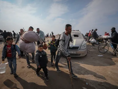 عائلة فلسطينية في طريقها للعودة إلى شمال غزة بعد شهور طويلة من النزوح في جنوب القطاع، مدينة غزة. 28 يناير 2025 - REUTERS