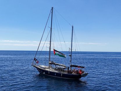 سفينة المساعدات "مادلين" المتجهة إلى غزة، والتي نظمتها منظمة تحالف أسطول الحرية، وهي راسية قبالة سواحل كاتانيا بإيطاليا، في الأول من يونيو 2025 - REUTERS
