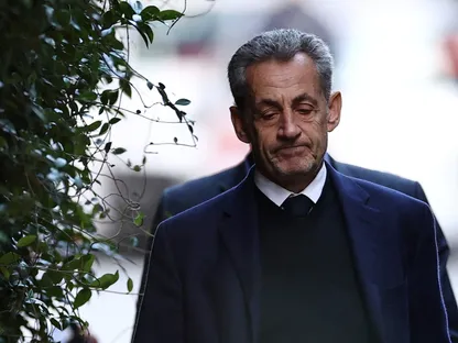 الرئيس الفرنسي السابق نيكولا ساركوزي خلال توجهه إلى سجن لاسونتيه في باريس. 21 أكتوبر 2025 - Reuters