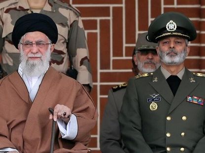 المرشد الإيراني علي خامنئي بجوار اللواء عبدالرحيم موسوي الرئيس الجديد لهيئة الأركان العامة للقوات المسلحة الإيرانية - وكالة مهر الإيرانية للأنباء