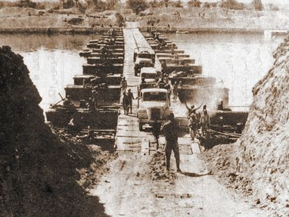 القوات المصرية تعبر ضفة قناة السويس في أول أيام حرب 6 أكتوبر 1973 - Creative Commons