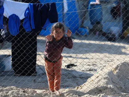 طفلة فلسطينية بالقرب من خيام تؤوي نازحين في خان يونس جنوب قطاع غزة. 15 نوفمبر 2025 - رويترز