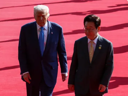 الرئيس الأميركي دونالد ترمب يلتقي الرئيس الكوري الجنوبي لي جاي ميونج على هامش قمة قادة منتدى التعاون الاقتصادي لآسيا والمحيط الهادئ في جيونججو بكوريا الجنوبية. 29 أكتوبر 2025 - Reuters