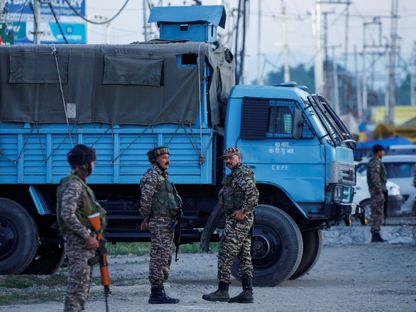 جنود هنود يحرسون شارعاً رئيسياً في سريناجار، كشمير الهندية. 14 مايو 2025 - Reuters