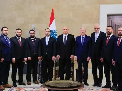 الرئيس اللبناني جوزاف عون يتوسط وفد بلاده والوفد السوري برئاسة وزير الخارجية أسعد الشيباني في قصر بعبدا. 10 أكتوبر 2025 - @syrianmofaex