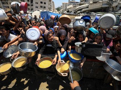 أطفال فلسطينيون يحاولون الحصول على مساعدات غذائية في شمال قطاع غزة وسط أزمة جوع طاحنة. 24 يوليو 2025 - REUTERS