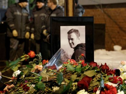 زهور على قبر المعارض الروسي أليكسي نافالني في مقبرة بوريسوفسكوي بالعاصمة موسكو. 1 مارس 2024 - REUTERS