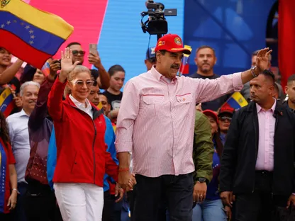 الرئيس الفنزويلي نيكولاس مادورو مع أنصاره قرب قصر الرئاسة في كاراكاس. فنزويلا. 1 ديسمبر 2025 - Reuters