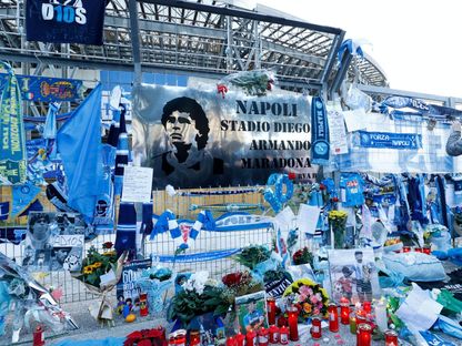 ملعب نادي نابولي بعد نبأ وفاة أسطورة كرة القدم الأرجنتينية دييغو مارادونا في 26-11-2020. - REUTERS
