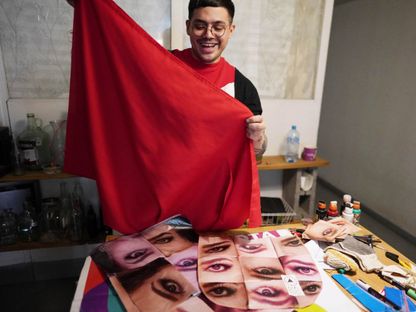 مصمم الأزياء المكسيكي كاميلو موراليس يستخدم المخلفات الانتخابية لإنتاج حقائب وملابس في مكسيكو سيتي. 6 يونيو 2024 - Reuters
