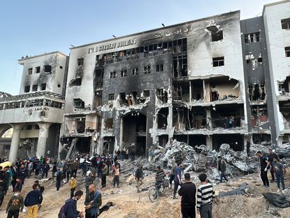 مبنى مستشفى الشفاء بعد احتراقه وتدميره بسبب الهجمات الإسرائيلية المستمرة في مدينة دير البلح وسط قطاع غزة. 1 أبريل 2024 - AFP