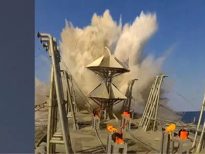 صاروخ سماش خلال إطلاقه من فرقاطة من طراز ذو الفقار - navalnews.com