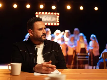 أكرم حسني لـ"الشرق": "ماتصغروناش" رسالة لتقبل الآخر.. والمسرح تدريب عملي على الارتجال
