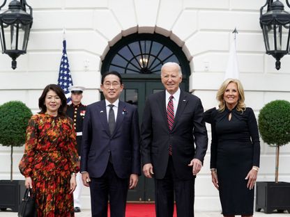 الرئيس الأميركي جو بايدن والسيدة الأولى جيل خلال استقبالهما رئيس الوزراء الياباني فوميو كيشيدا وزوجته يوكو في البيت الأبيض. 9 أبريل، 2024 - Reuters
