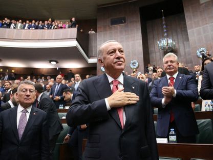 الرئيس التركي رجب طيب أردوغان يُحيي أعضاء البرلمان من حزب العدالة والتنمية الحاكم لدى وصوله إلى اجتماع في البرلمان بالعاصمة أنقرة- 9 أكتوبر 2024 - Reuters
