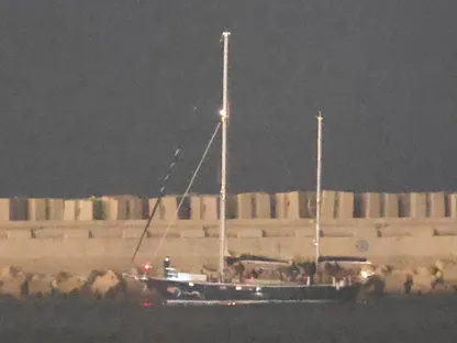 إسرائيل تحتجز "سفينة الحرية" وتشترط على النشطاء توقيع وثائق الترحيل