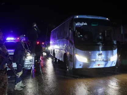 قوات "قسد" تغادر "الشيخ مقصود".. ومظلوم عبدي يتحدث عن "تفاهم" لوقف النار في حلب