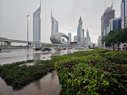 مياه أمطار متراكمة بأحد الشوارع بالقرب من متحف المستقبل في دبي. 16 أبريل 2024 - twitter.com/DXBMediaOffice