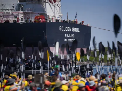 نشطاء بيئيون يمنعون سفينة من الرسو في ميناء أسترالي لتصدير الفحم