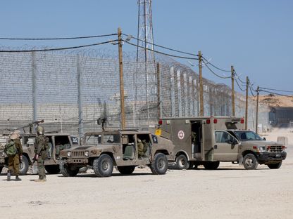جنود إسرائيليون وآليات عسكرية على حدود قطاع غزة قرب معبر بيت حانون بينما تستمر الغارات الجوية والقصف المدفعي على كافة أنحاء القطاع. 5 مايو 2024 - Reuters