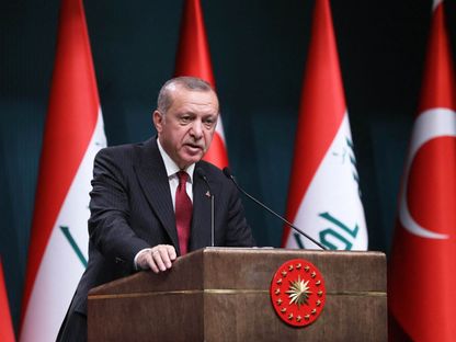 الرئيس التركي رجب طيب أردوغان خلال مؤتمر صحافي مع رئيس الوزراء العراقي السابق حيدر العبادي في أنقرة- 14 أغسطس 2018 - AFP