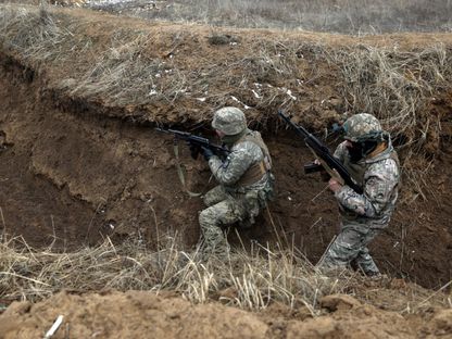 جنود أوكرانيون خلال تدريبات بالقرب من خط المواجهة مع القوات الروسية في دونيتسك شرقي أوكرانيا. 23 فبراير 2024 - AFP
