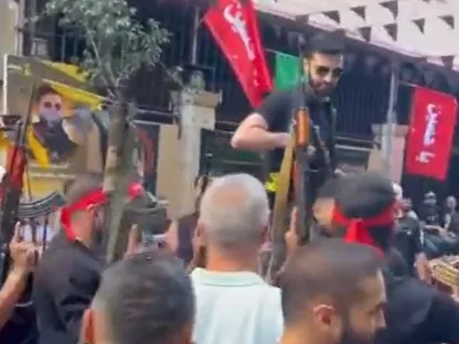 لبنان.. استعراضات مسلحة قرب مقر الحكومة وشعارات ترفض تسليم السلاح