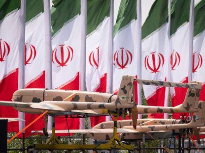 شاحنة تحمل طائرات مسيرة تمر بالقرب من العلم الإيراني خلال عرض عسكري بمناسبة يوم الجيش الإيراني. طهران، إيران. 17 أبريل 2024 - AFP