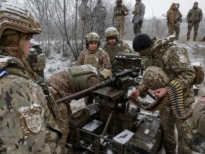 جنود أوكرانيون يختبرون مركبة مسيّرة مثبت عليها مدفع رشاش من طراز Browning M2 في منطقة خاركوف. 15 ديسمبر 2025 - Reuters