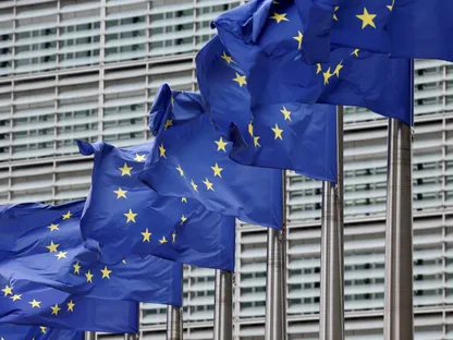 أعلام الاتحاد الأوروبي ترفرف خارج مقر مفوضية الاتحاد في بروكسل، بلجيكا. 16 يوليو 2025 - REUTERS