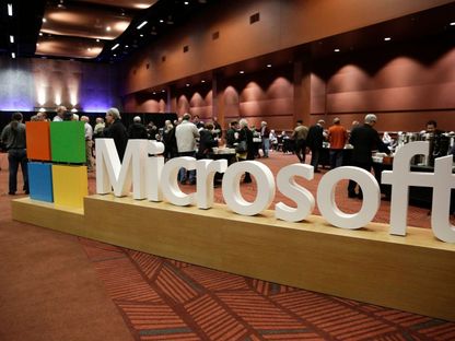 شعار Microsoft في اجتماع المساهمين السنوي للشركة بواشنطن. 30 نوفمبر 2016 - AFP