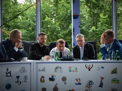 الرئيس الأوكراني فولوديمير زيلينسكي، ورئيس الوزراء البريطاني كير ستارمر، والرئيس الفرنسي إيمانويل ماكرون، والمستشار الألماني فريدريش ميرز، ورئيس الوزراء البولندي دونالد توسك يتحدثون مع الرئيس الأمريكي دونالد ترمب عبر الهاتف خلال قمة المجموعة السياسية الأوروبية في تيرانا. ألبانيا. 16 مايو 2025 - Reuters