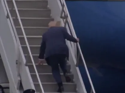 على "طريقة بايدن".. ترمب يتعثر على سلم الطائرة الرئاسية