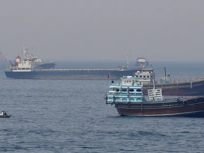 وسط حصارين أميركي وإيراني.. سفن تتحرك لعبور مضيق هرمز