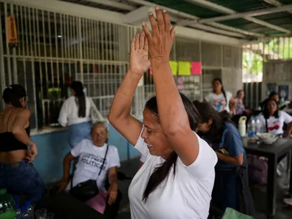 امرأة تحتفل بينما ينتظر أفراد عائلات المحتجزين خارج سجن إل روديو بعد الإعلان عن إطلاق سراح عدد من السجناء الأجانب والفنزويليين في إل روديو. فنزويلا في 10 يناير 2026 - reuters