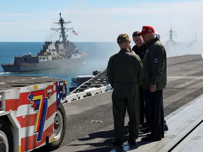 الرئيس الأميركي دونالد ترمب على متن حاملة الطائرات "USS George H.W. Bush" أثناء مشاهدة عرض للقوة البحرية قبالة ساحل نورفولك بولاية فرجينيا. 5 أكتوبر 2025 - Reuters