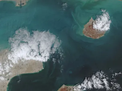 بعد إعلان فتح مضيق هرمز.. ماذا تكشف بيانات حركة الملاحة؟