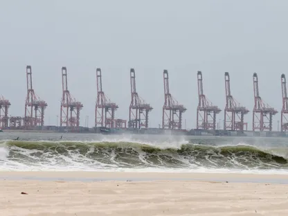 استهداف ميناء صلالة العماني بمسيرتين.. وإصابة شخص وتضرر رافعة