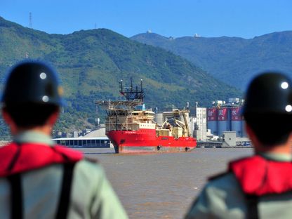 سفينة إصلاح الكابلات Fu Hai تصل إلى ميناء ماوي في فوتشو بمقاطعة فوجيان جنوب غربي الصين. 18 أكتوبر 2012 - AFP