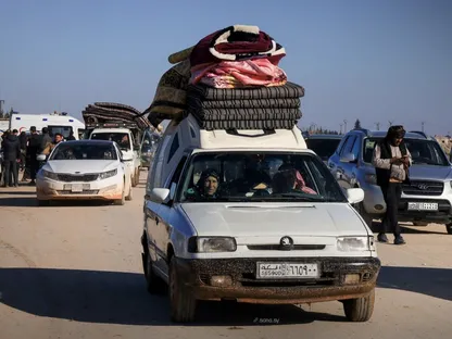 نازحون من دير حافر في ريف حلب الشرقي يصلون إلى مناطق سيطرة الحكومة في حلب. سوريا. 15 يناير 2025 - "سانا"