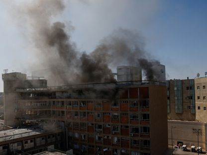 تصاعد الدخان من المركز الطبي سوروكا في بئر السبع، إسرائيل. 19 يونيو 2025 - Reuters