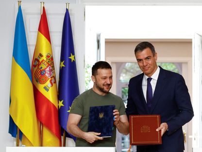 الرئيس الأوكراني فولوديمير زيلينسكي خلال توقيع اتفاق مع رئيس الوزراء الإسباني بيدرو سانشيز في قصل موكلوا. مدريد، إسبانيا. 27 مايو 2024 - Reuters