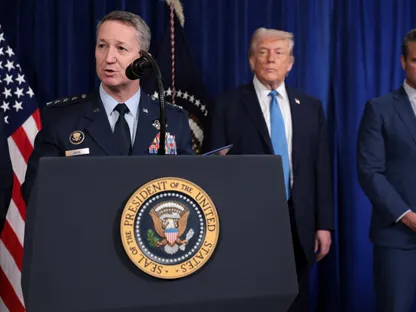 "أكسيوس": رئيس الأركان الأميركي يحذر ترمب من مخاطر ضرب إيران