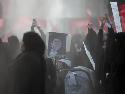 وسط غياب مجتبى.. 3 من أبناء خامنئي يظهرون في جنازته
