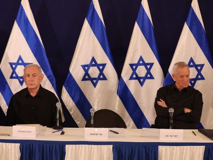 رئيس الوزراء الإسرائيلي بنيامين نتنياهو وعضو مجلس الحرب بيني جانتس خلال مؤتمر صحافي بقاعدة كيريا العسكرية في تل أبيب. 28 أكتوبر 2023 - AFP