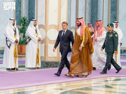 من السياسة إلى الطاقة.. ما رسائل زيارة ماكرون إلى السعودية؟