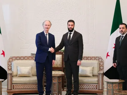 المبعوث الخاص للأمم المتحدة غير بيدرسن والرئيس السوري أحمد الشرع في دمشق في 20 يناير 2025 - AFP