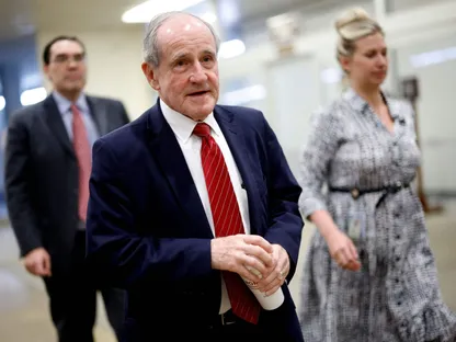 أعضاء بالشيوخ الأميركي يدعون لتخفيف العقوبات وتوسيع التعاون مع سوريا